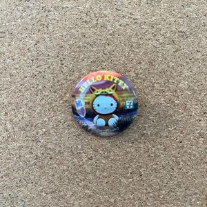 Rare HELLO KITTY 7-11 Pin Back Button Bag Charm Collectible Costume Badge Sanrio